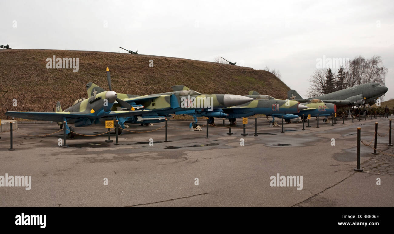 Kiev Ukraine Musée National de l'histoire de la Grande guerre patriotique, y compris les avions YAK 9 Mig 23 Mig 21 Mig 15 et Lisunov Li-2 Banque D'Images