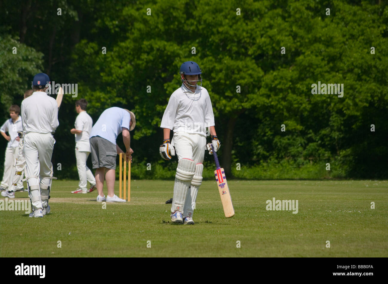 Batteur en revenant à la Pavillion pendant un match de cricket Village Edenbridge Kent England Banque D'Images