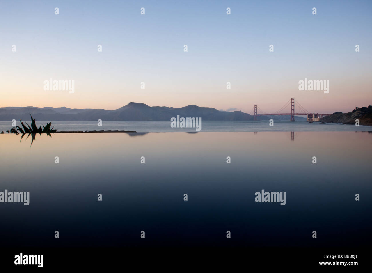 Golden Gate Bridge reflétant dans la piscine Banque D'Images