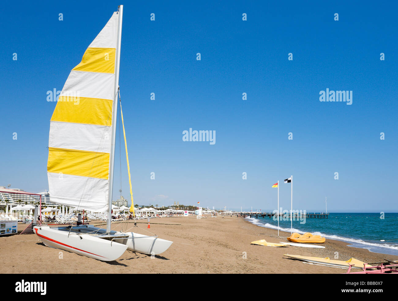 Sports nautiques à l'extérieur de l'hôtel Barut Lara, Lara Beach, près de Antalya, côte méditerranéenne de la Turquie, Banque D'Images