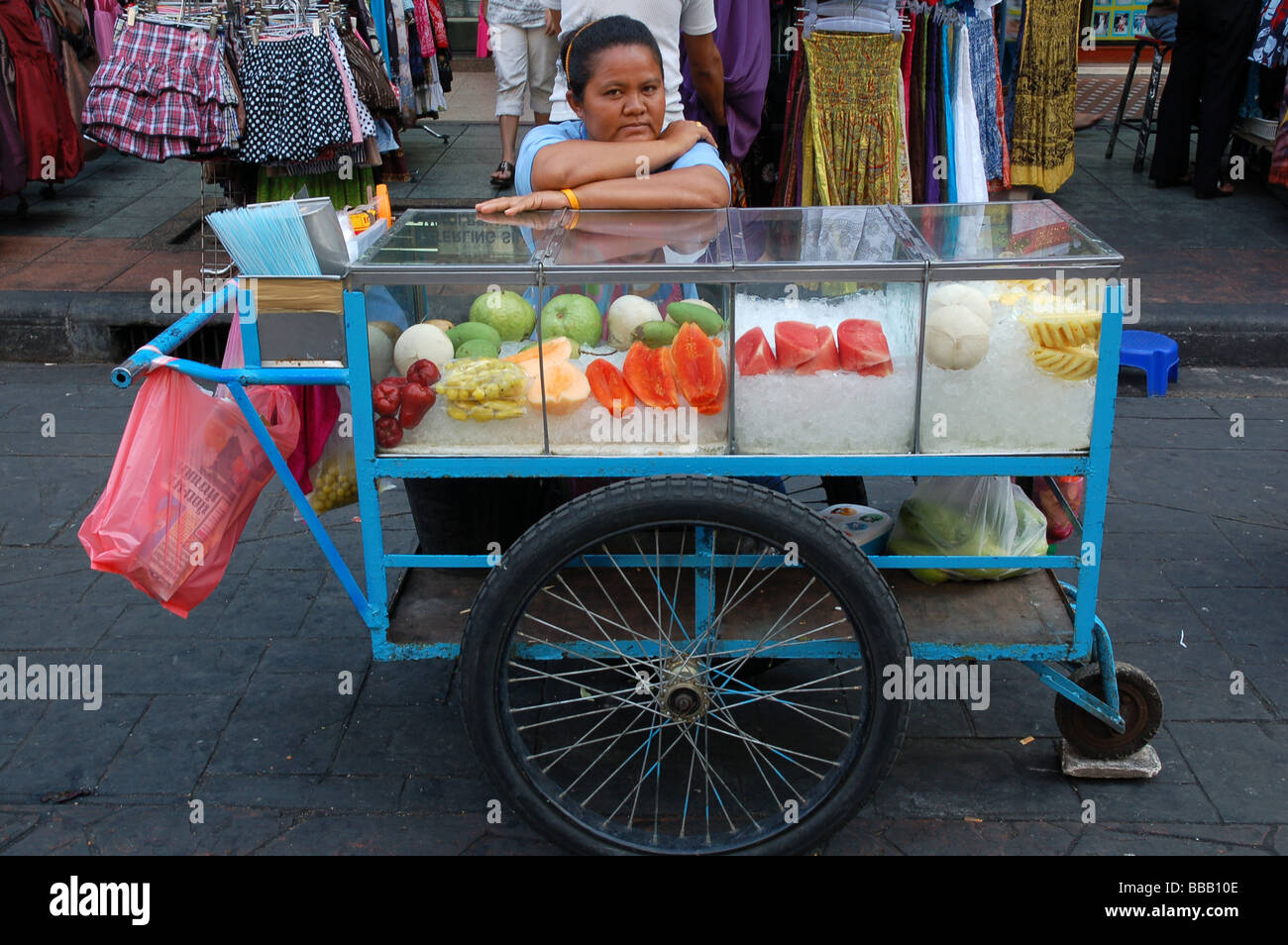 Thai girl vente de fruits à Khao San Road, Bangkok, Thaïlande Banque D'Images