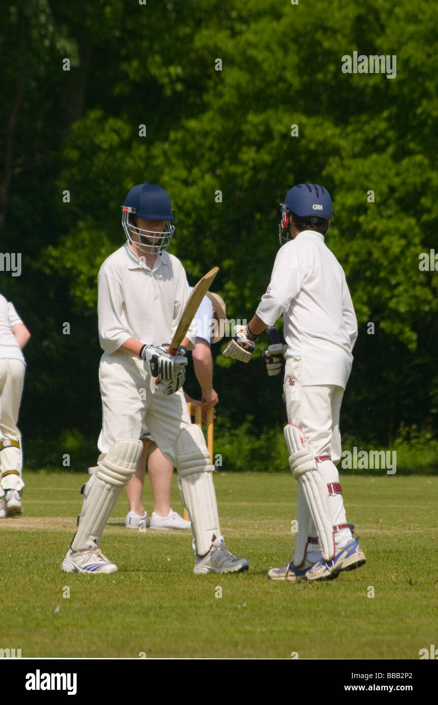 Conversation entre batteurs deux reports au cours d'un match de cricket Village Edenbridge Kent England Banque D'Images