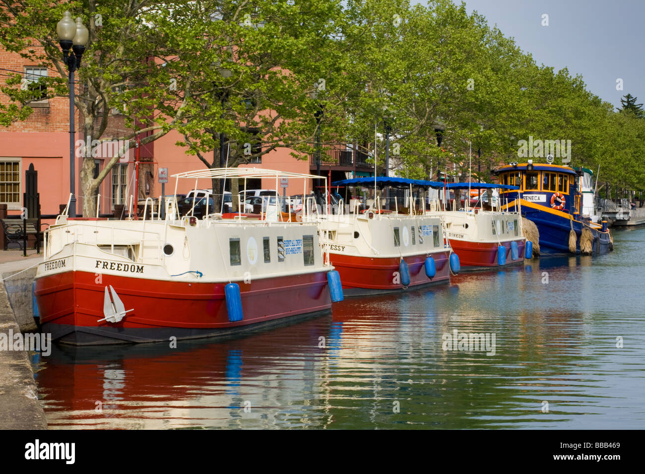 Bateaux dans le port du canal, Seneca Falls, New York, Canal Cayuga-Seneca, région des lacs Finger Banque D'Images