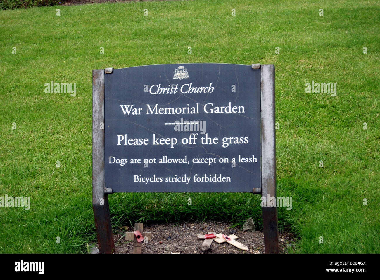 Un signe qui demande aux gens de garder au large de l'herbe à l'extérieur de l'université de Christchurch, Oxford Banque D'Images