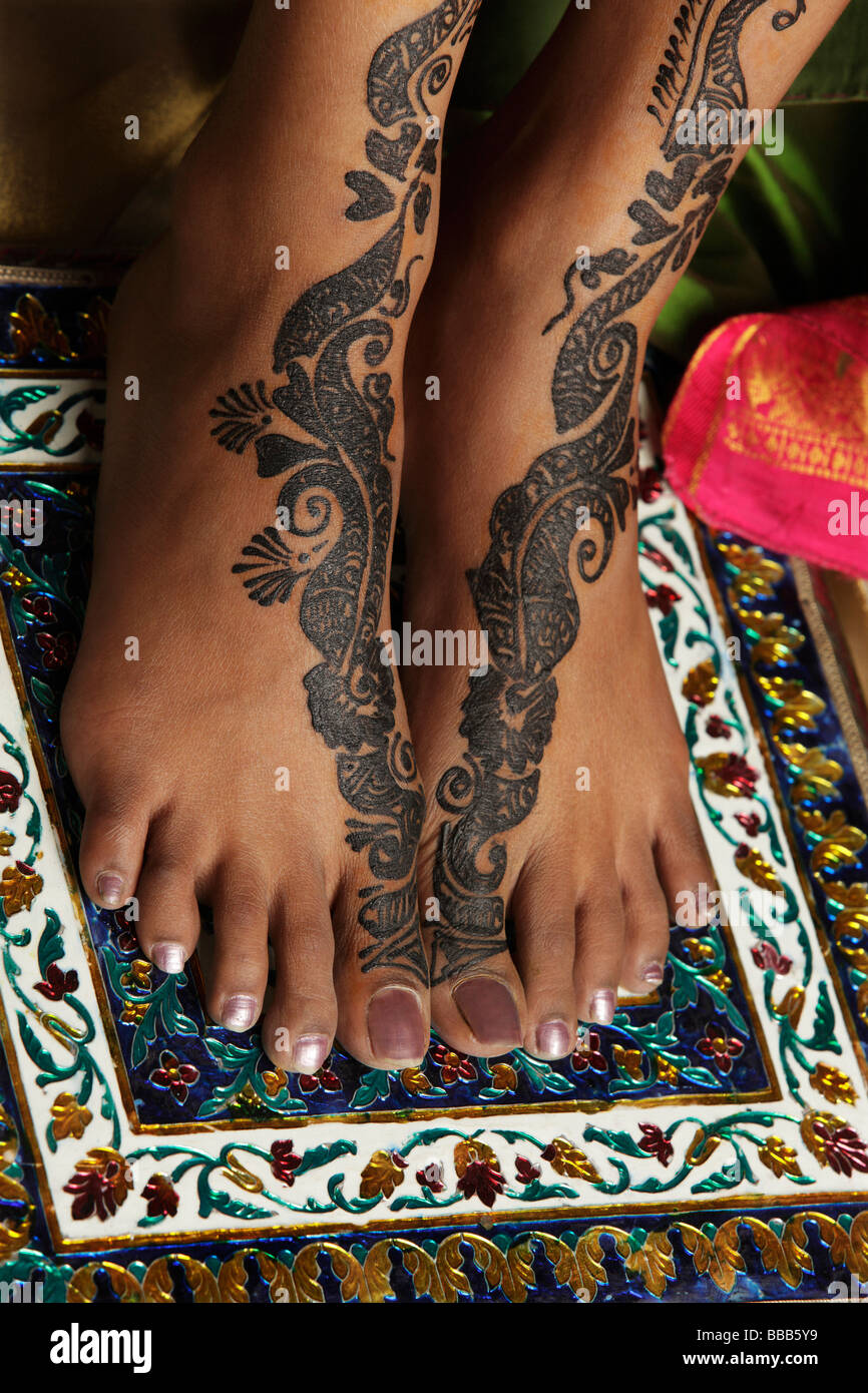 Pieds de femme peint avec henna Photo Stock - Alamy