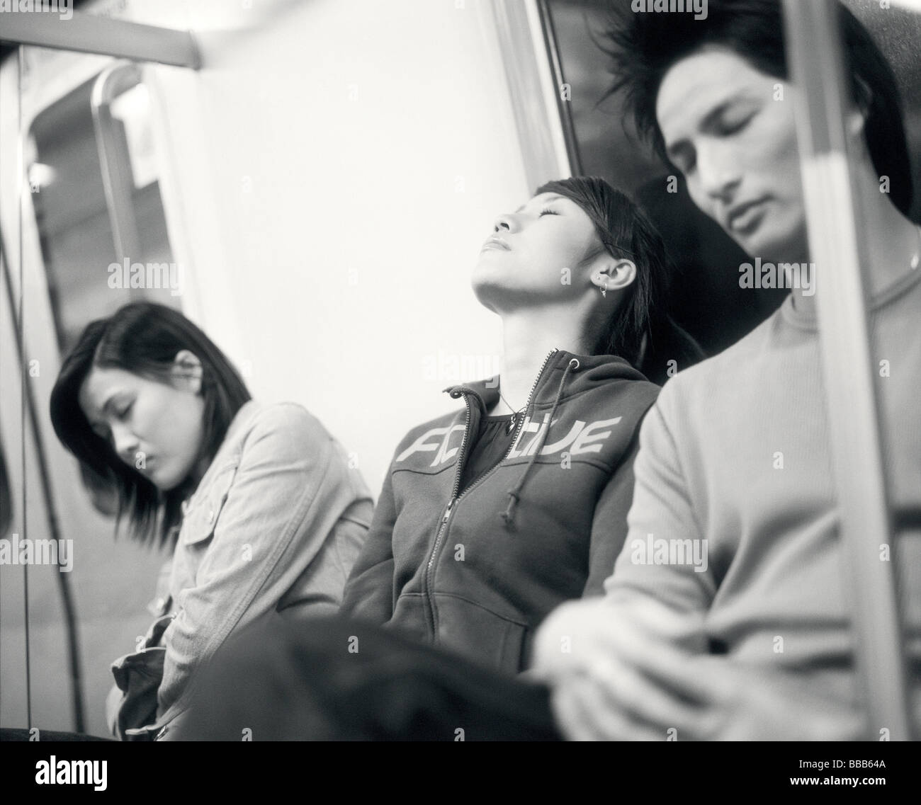 Les jeunes adultes dormant sur le train. Banque D'Images