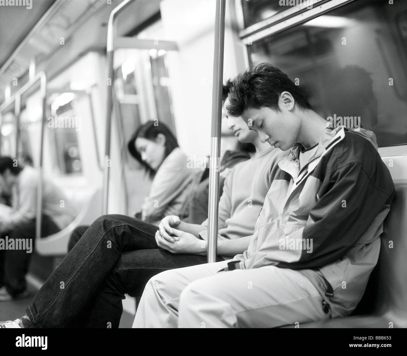 Les jeunes adultes dormant sur le train. Banque D'Images