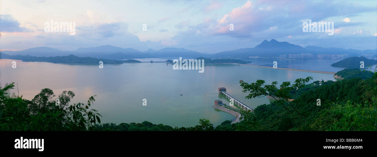 Le réservoir de Plover Cove à l'aube, Hong Kong Banque D'Images
