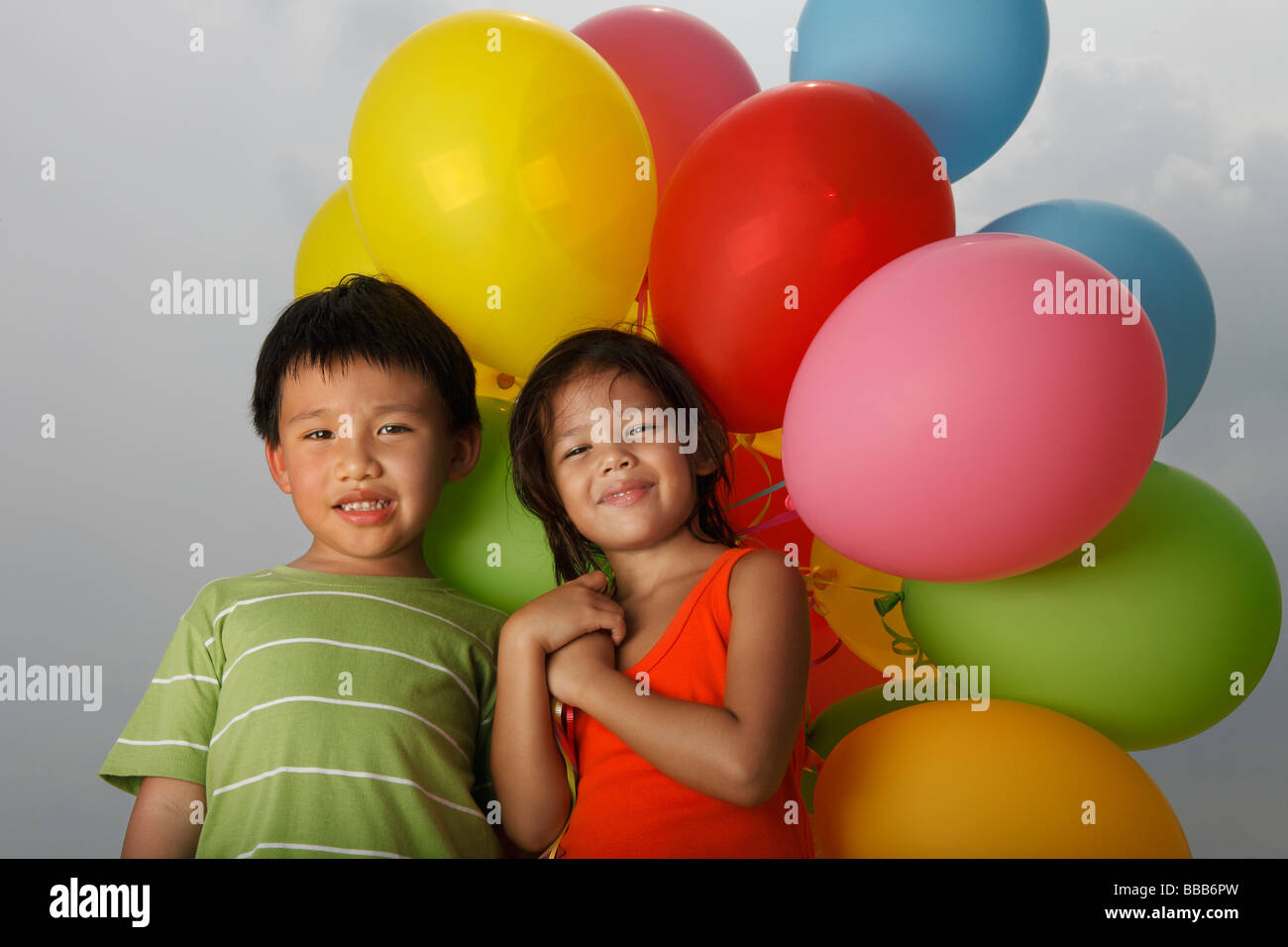 Boy and girl holding balloons. Banque D'Images