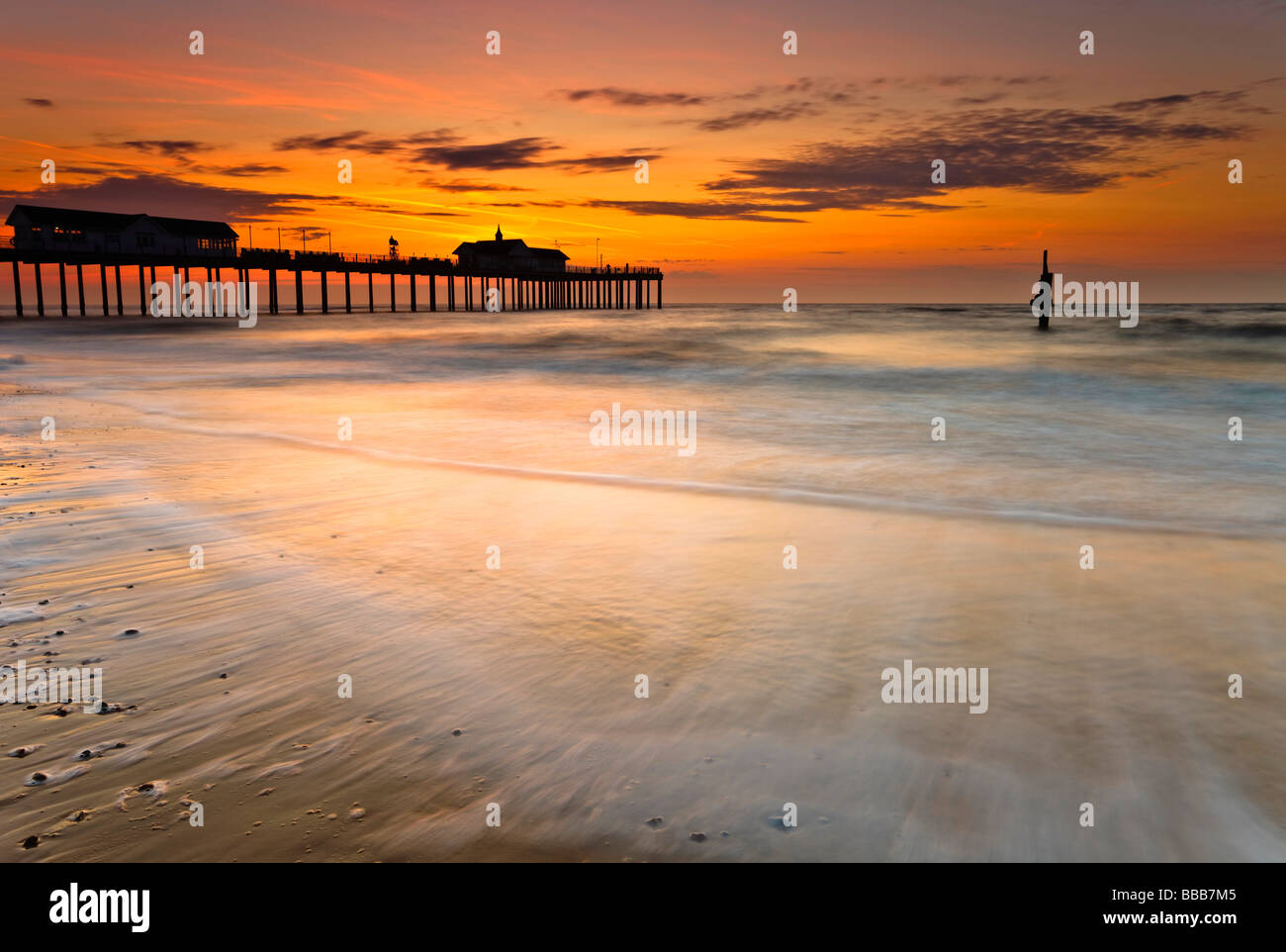 Southwold pier dans le Suffolk à l'aube Banque D'Images