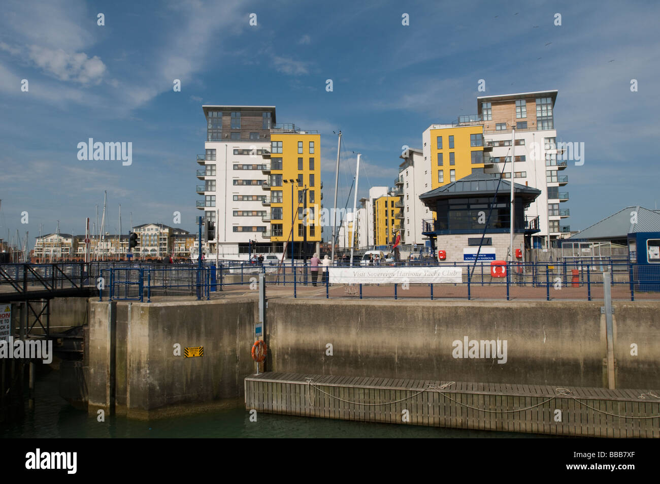 Royaume-uni, Angleterre, le 10 mai 2009. La serrure à l'avant-plan avec des immeubles d'habitation dans le contexte lors de Sovereign Harbour. Banque D'Images