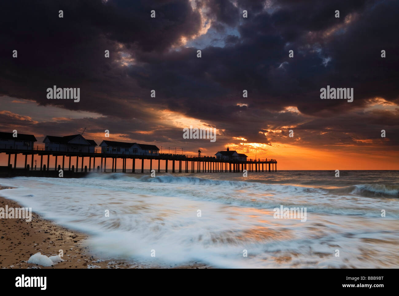 Nuages de tempête de recueillir plus de Southwold pier dans le Suffolk à l'aube Banque D'Images