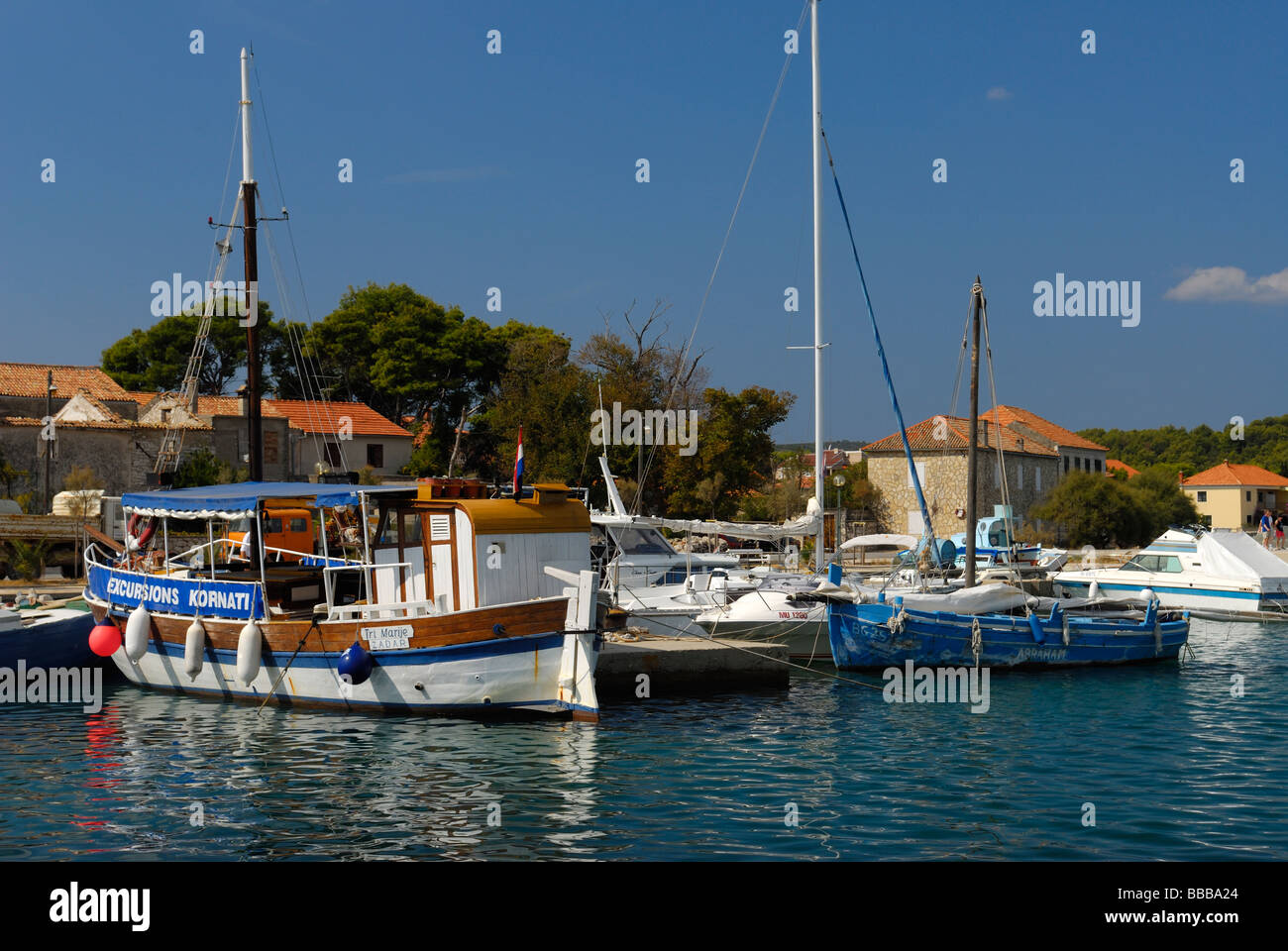 Paisible village de pêcheurs de l'île de Pasman Tkon sur sur la côte dalmate de la Croatie Banque D'Images