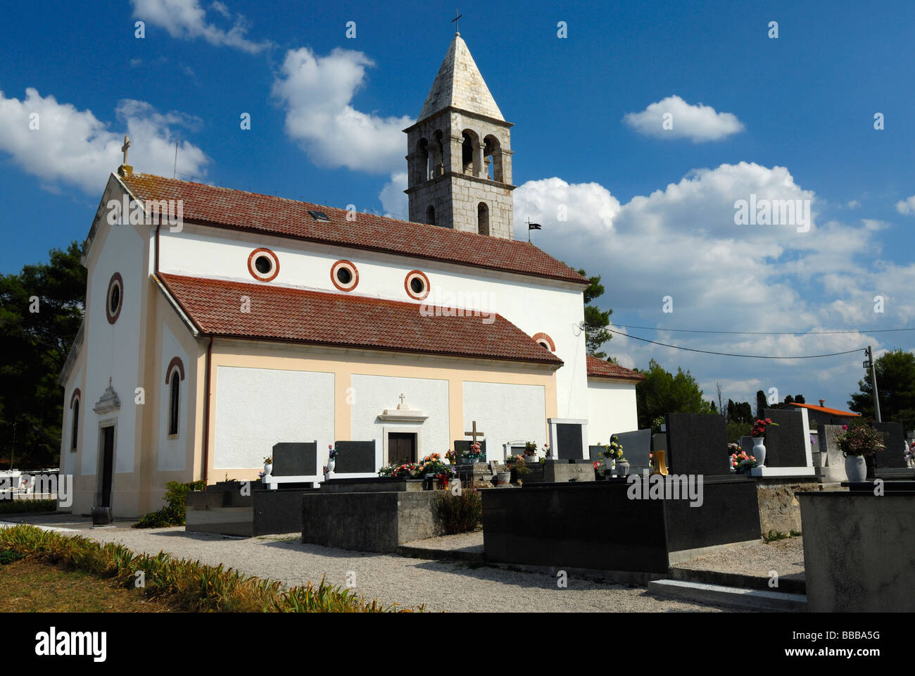 Église de campagne dans le tranquille village de pêcheurs sur l'île de Pasman Tkon sur la côte dalmate de la Croatie Banque D'Images