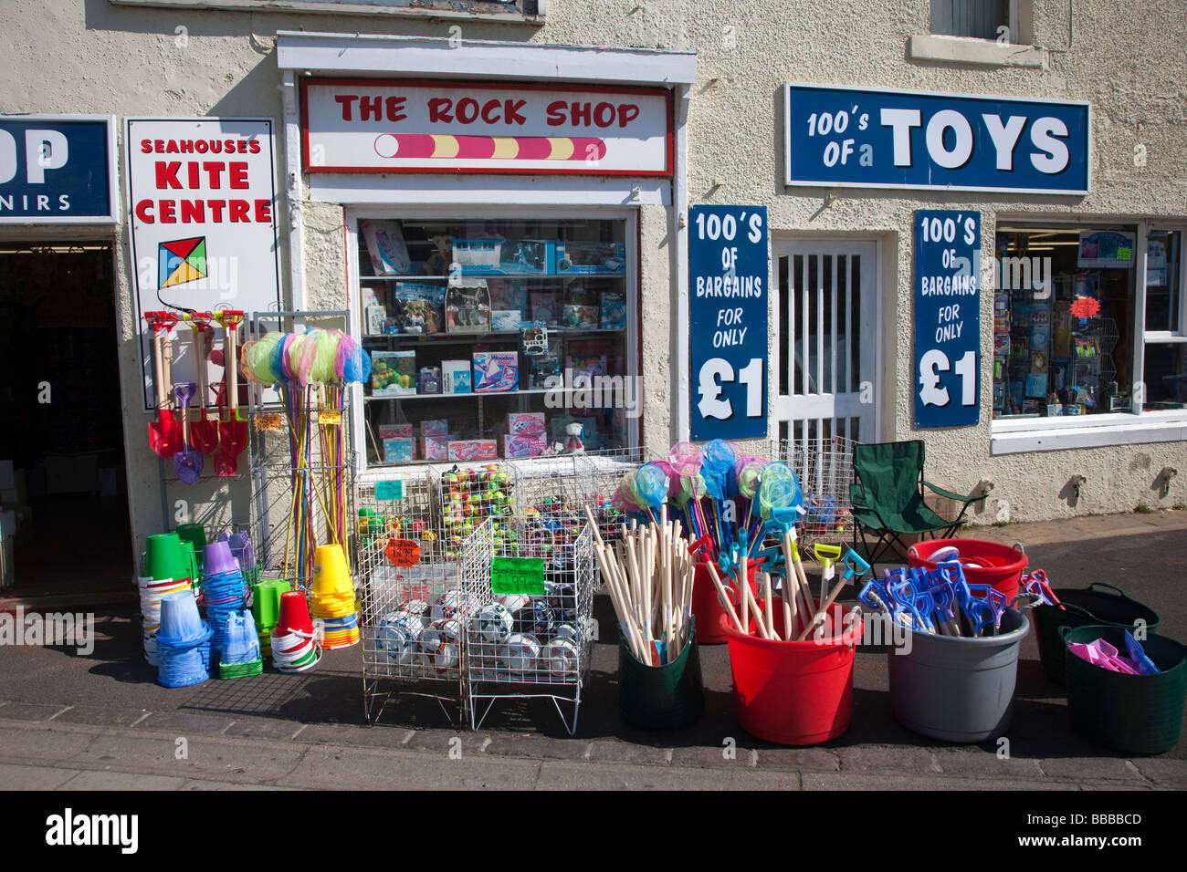 Rock Shop Toy et côte Northumberland Seahouses Banque D'Images