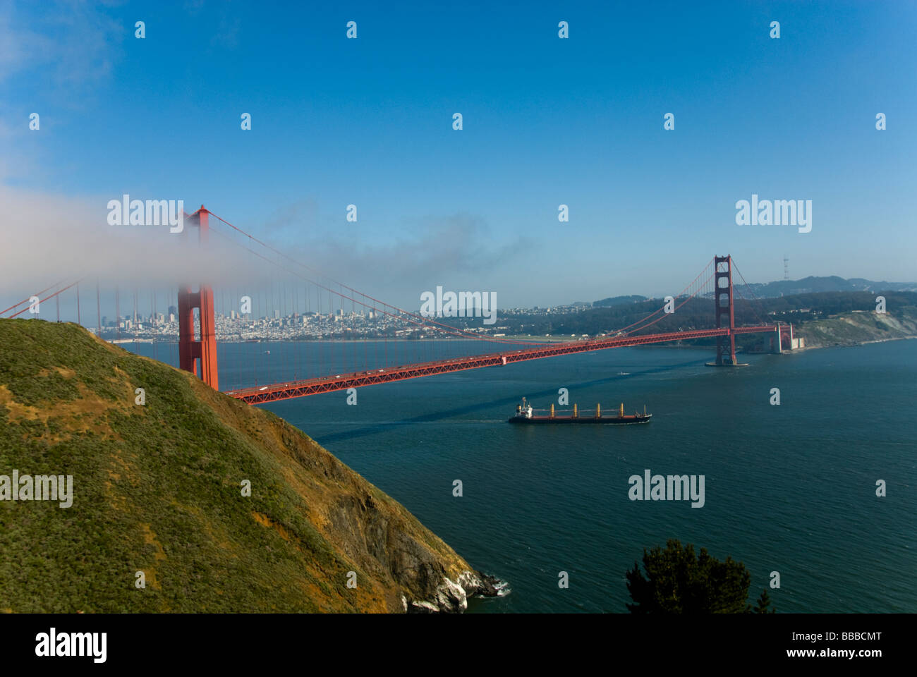 Conteneurs de la Californie en passant sous le Golden Gate Bridge ; vue sur le Golden Gate Bridge et de la ville. Banque D'Images