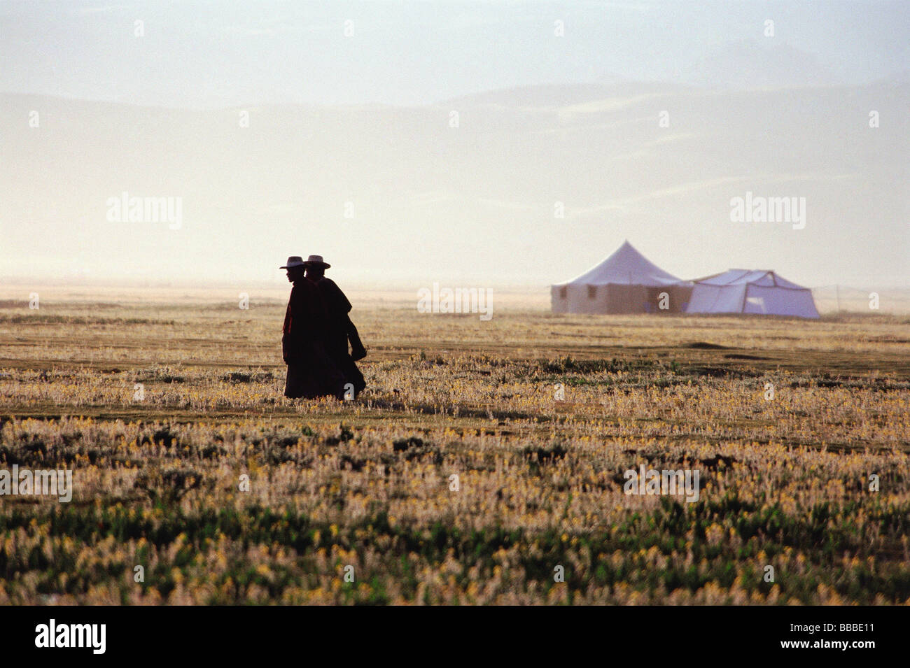 Chine, du Sichuan. Moines tibétains à pied le long des prairies. Matin Banque D'Images