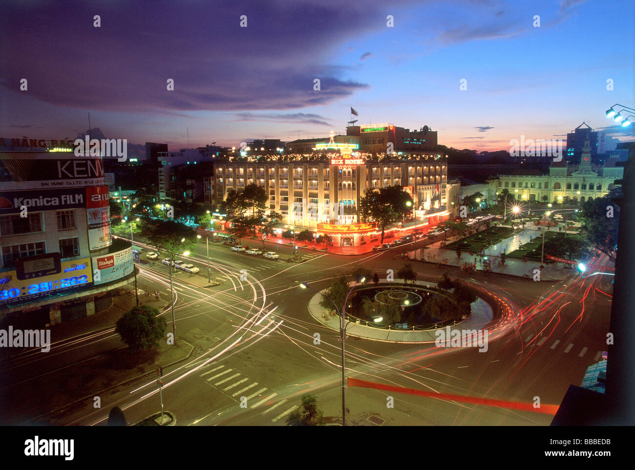 Vietnam, Ho Chi Minh Ville (Saigon), la circulation sur le Boulevard Le Loi en face de l'hôtel Rex. Banque D'Images