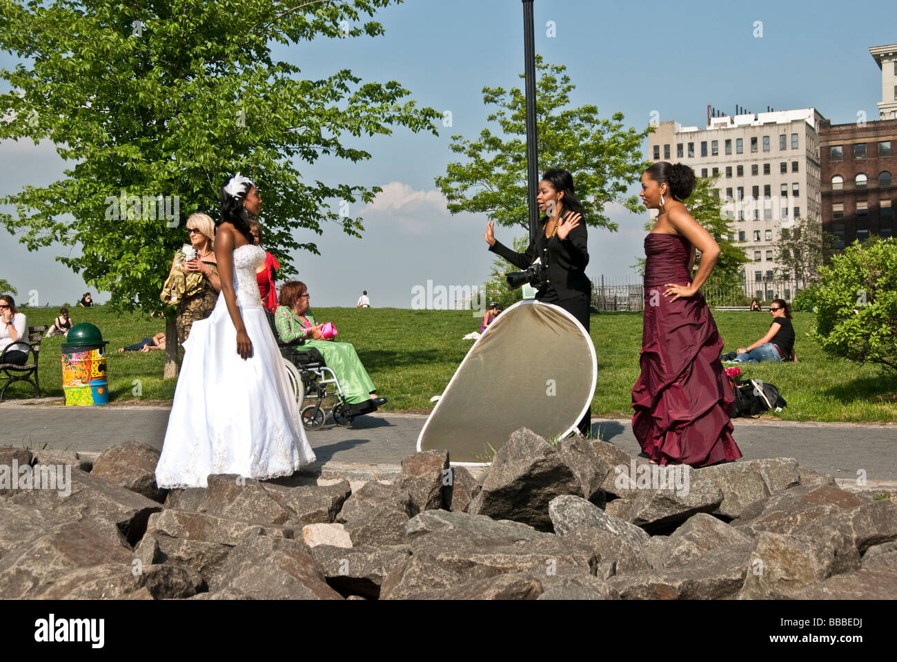 Une belle mariée à peau sombre dans une robe de mariage sans bretelles attend d'être photographié dans Empire-Fulton Ferry State Park Brooklyn Banque D'Images