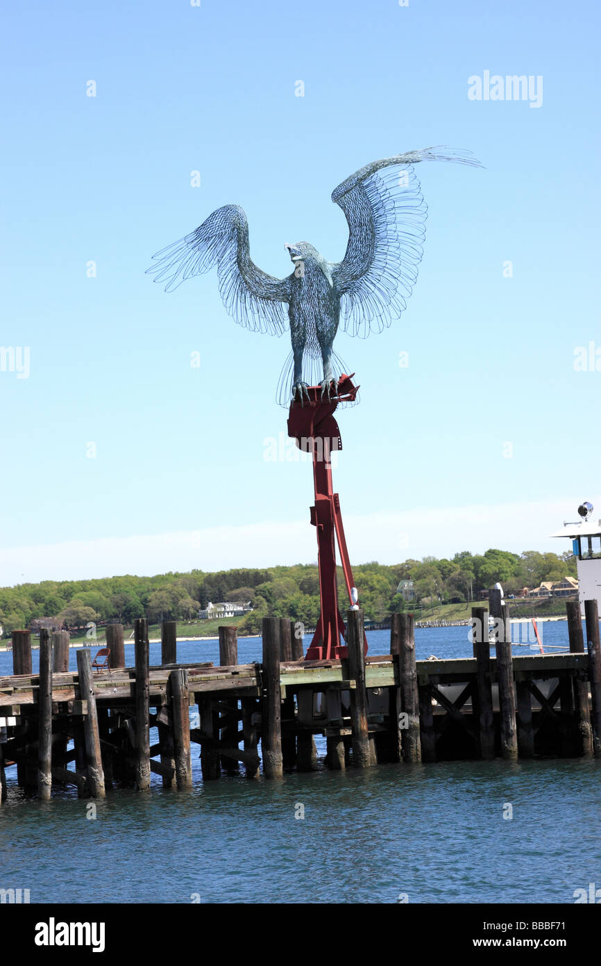 'Morning Call', une sculpture par Roberto Bessin, base fabriqué à partir de poutres du World Trade Centre, à Greenport. Long Island, NY USA Banque D'Images