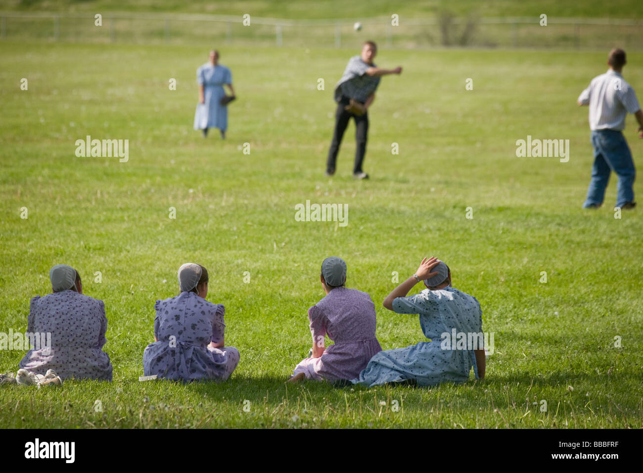 Les jeunes hommes et femmes mennonites jouer softball Dimanche au parc Genève New York Ontario Comté Finger Lakes Banque D'Images