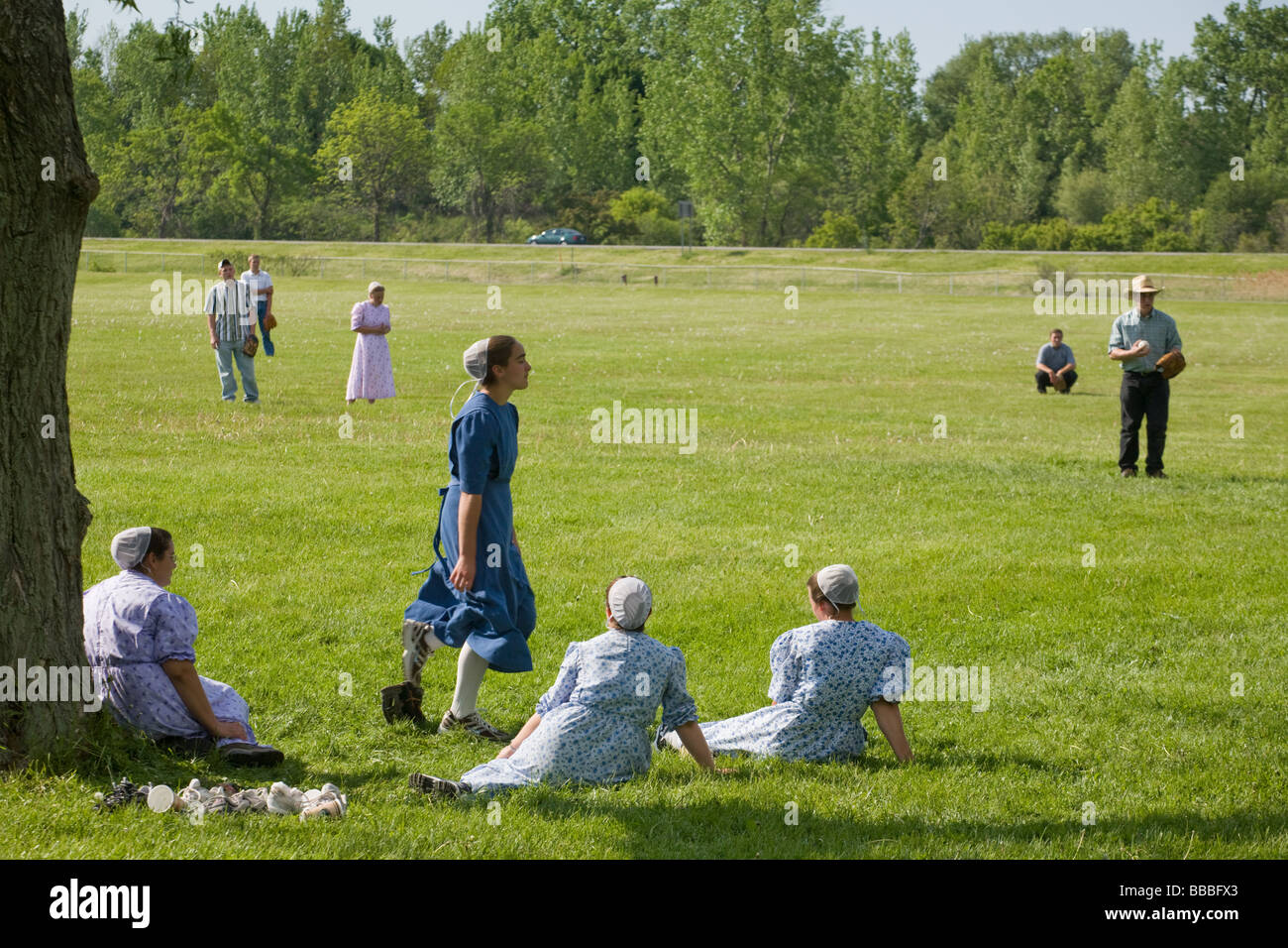 Les jeunes hommes et femmes mennonites jouer softball Dimanche au parc Genève New York Ontario Comté Finger Lakes Banque D'Images