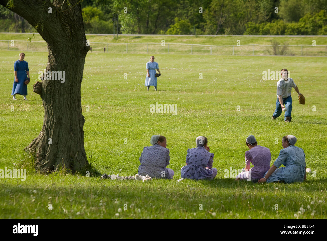 Les jeunes hommes et femmes mennonites jouer softball Dimanche au parc Genève New York Ontario Comté Finger Lakes Banque D'Images