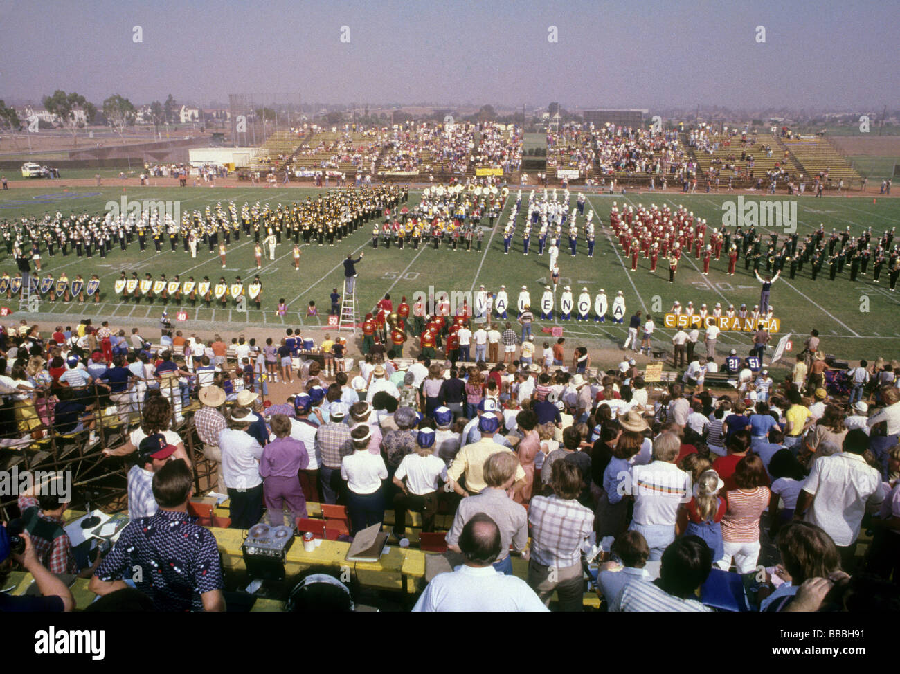 Massed high school band grand spectacle en plein air sur le terrain de football spectacle public synch travailler ensemble music Banque D'Images