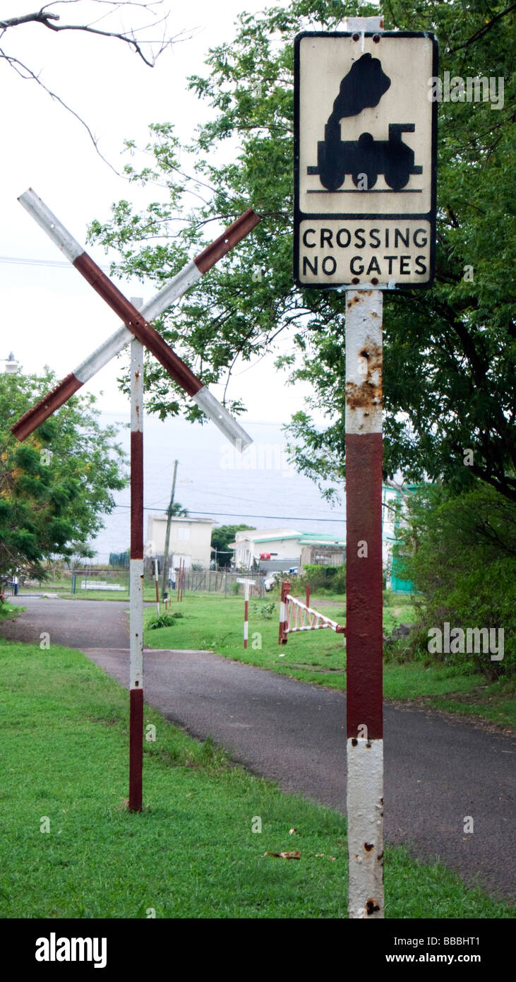 Old fashioned British road sign pour passage à niveau sans barrières St Kitts Caribbean Banque D'Images