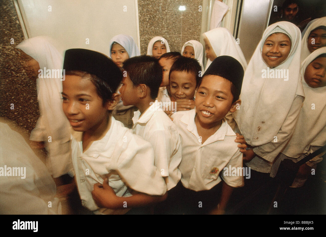 La Malaisie, Kuala Lumpur, les étudiants musulmans de dépôt de classe pour leur mi-matin collation à la Mosquée Nationale. Banque D'Images