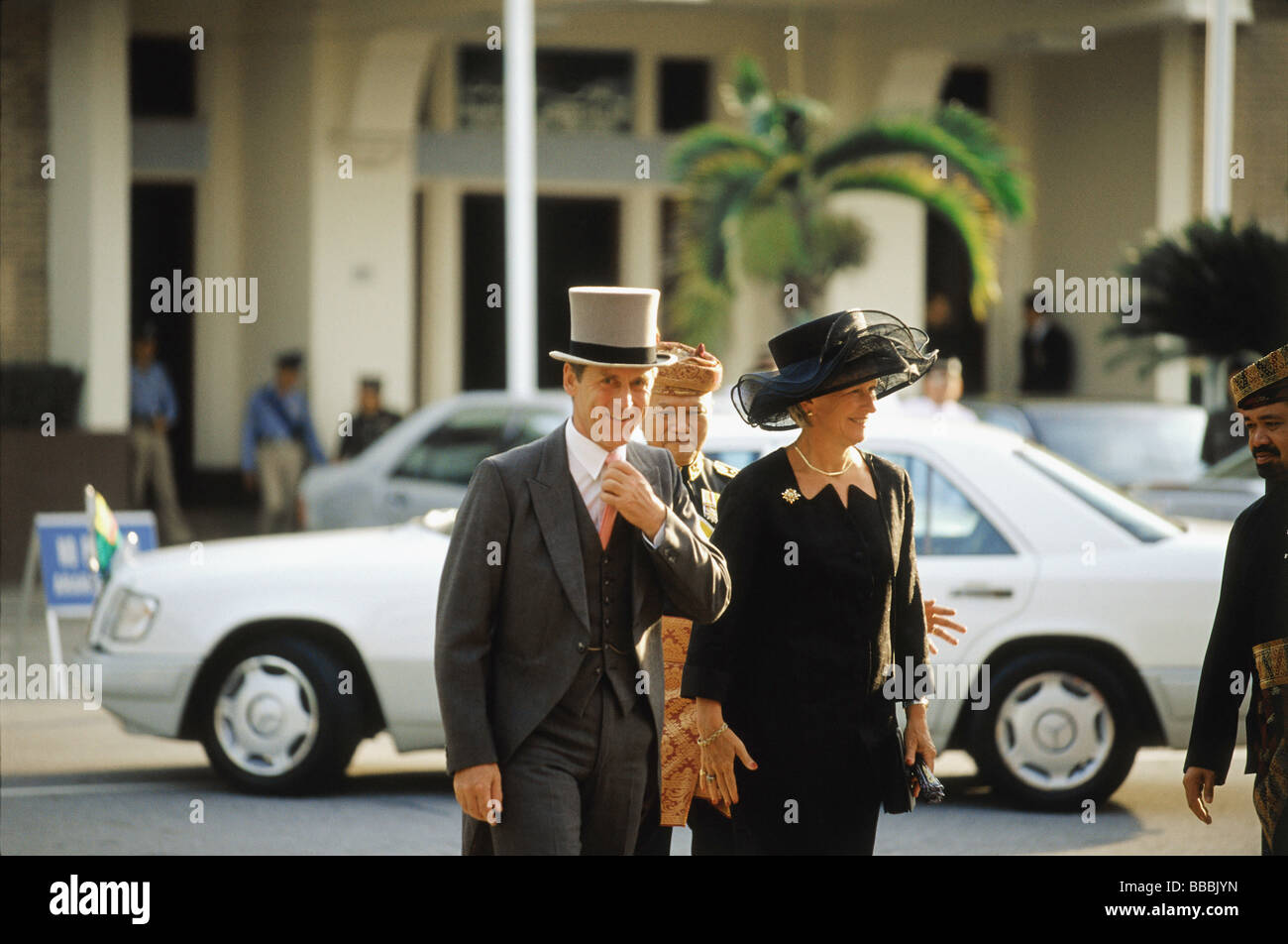 Brunei, un diplomate britannique et son épouse arrivent pour une fête honorant le Sultan Hassanal Bolkiah de Brunei. Banque D'Images