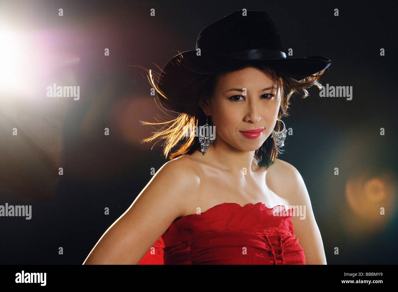 Femme au top, wearing cowboy hat, looking at camera Banque D'Images