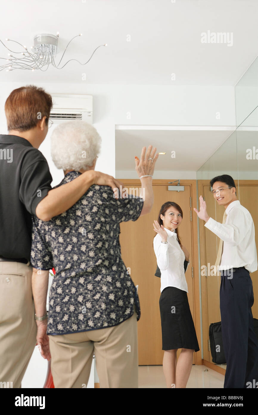 Man and Woman waving, jeune homme et femme forme retour Banque D'Images