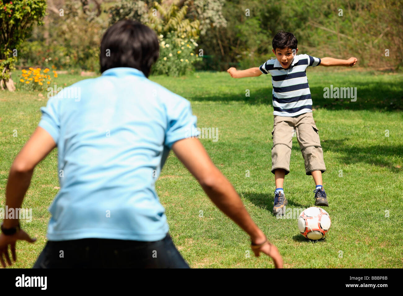 Père et fils à jouer au soccer Banque D'Images