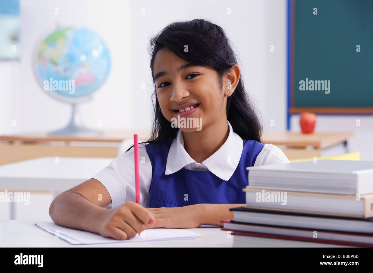 Jeune fille de 24 avec un crayon rouge et books (horizontal) Banque D'Images