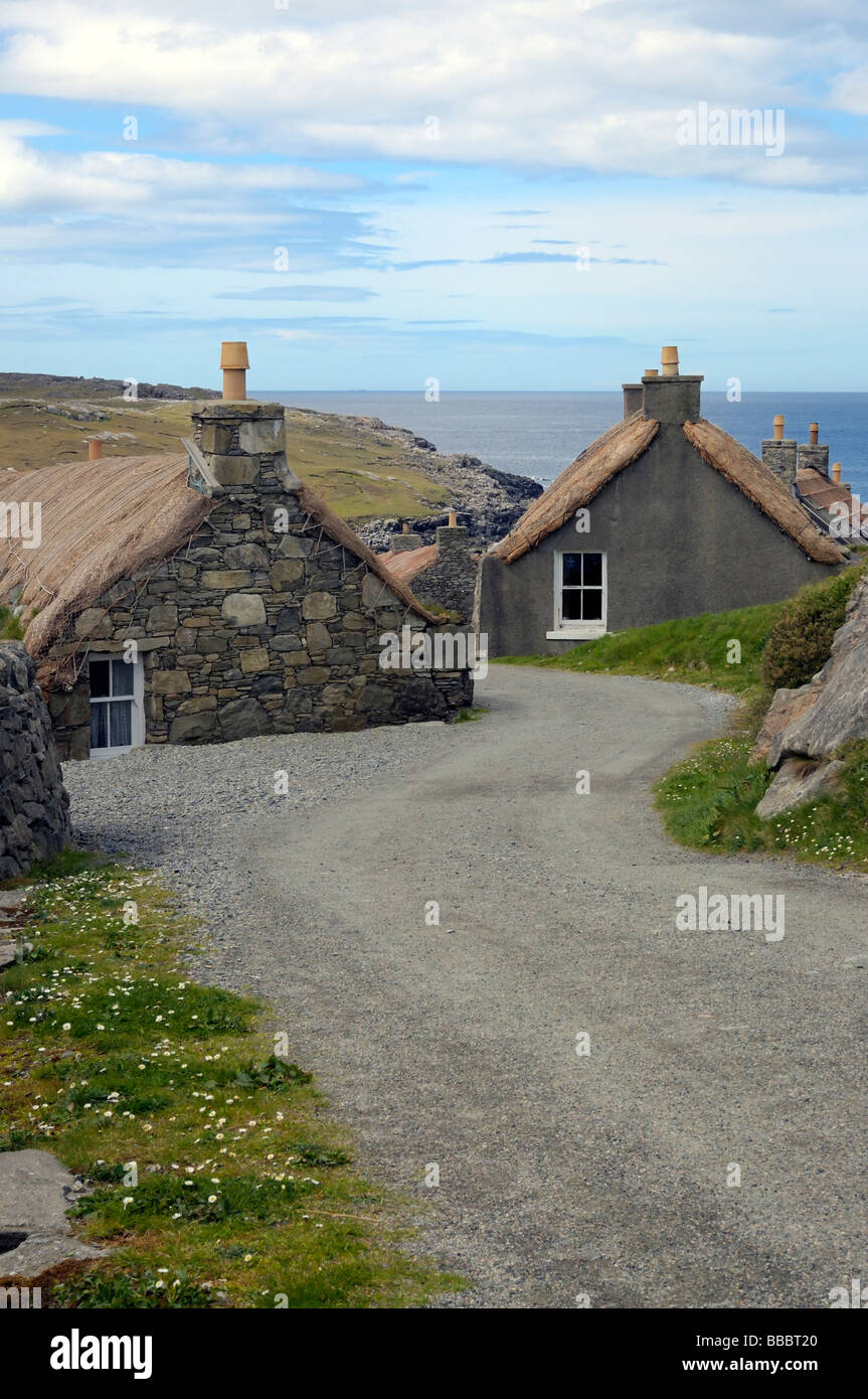 Chaume traditionnel blackhouse/s sur l'île de Lewis Gearrannan au village, Carloway, Western Isles, Ecosse Banque D'Images