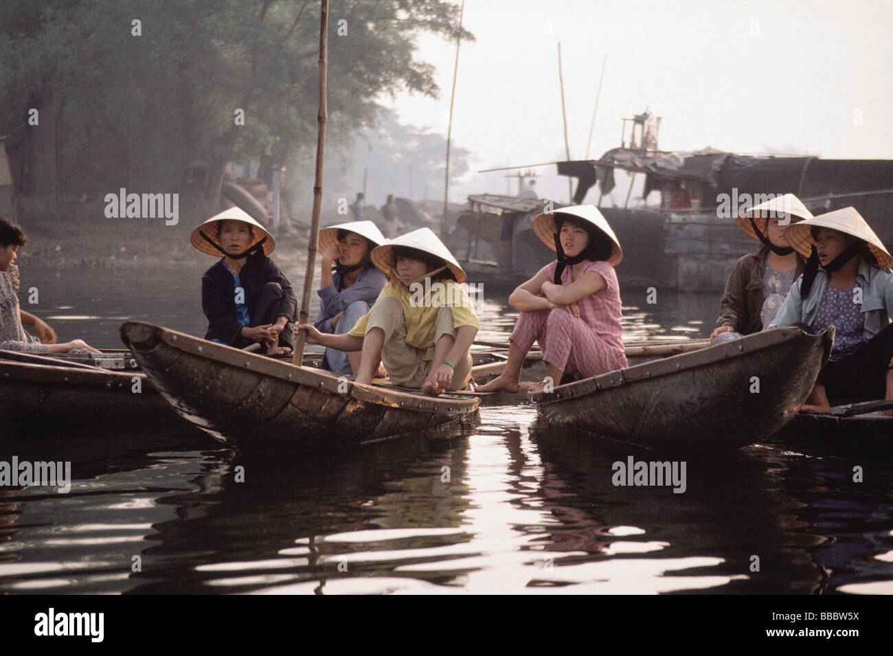 Vietnam, Hue, les sections locales sur les bateaux au marché du matin Banque D'Images