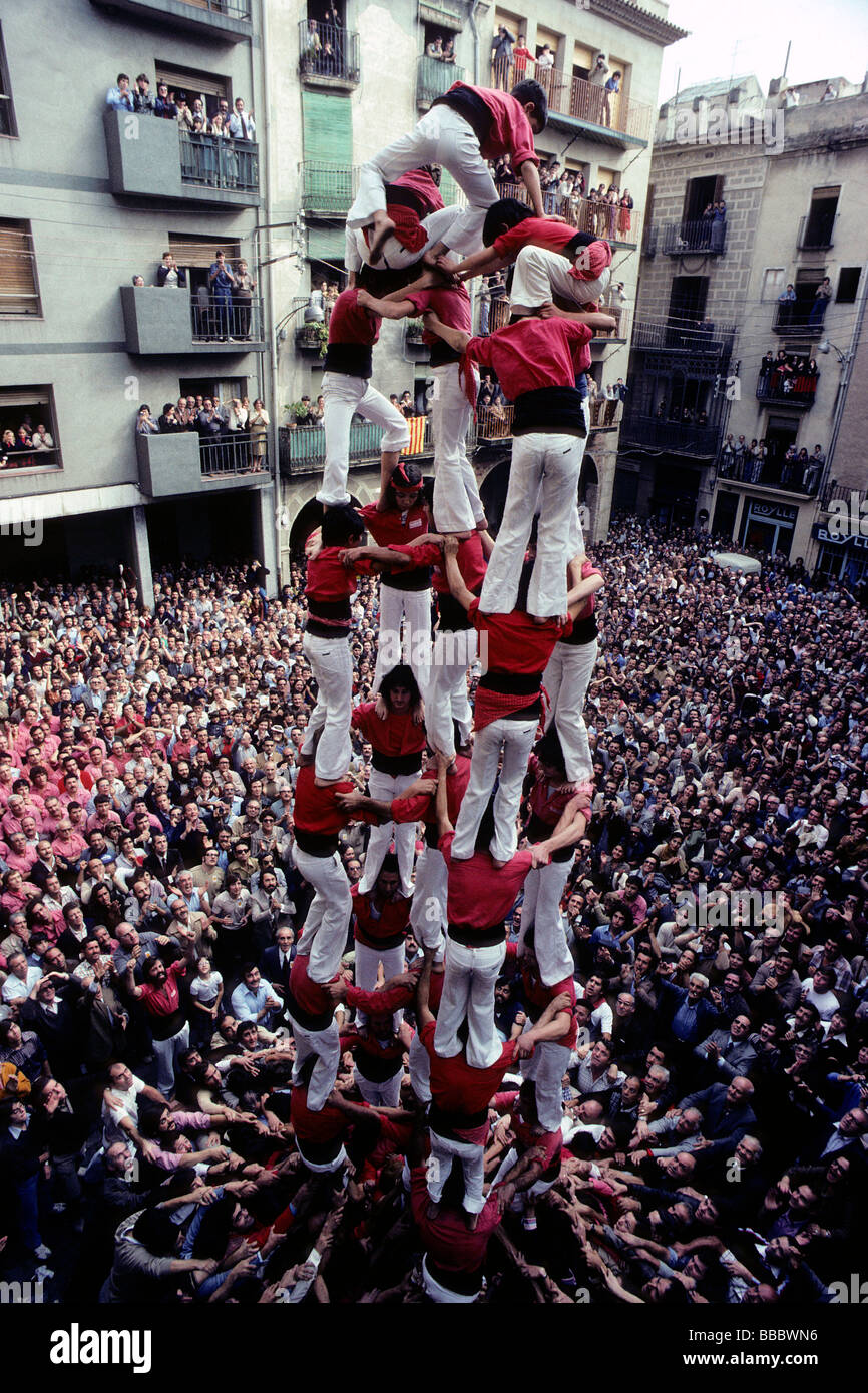 L'Espagne. La Catalogne. Castellers - Château de l'édifice - est un sport  traditionnel catalan qui attire des foules excitées Photo Stock - Alamy