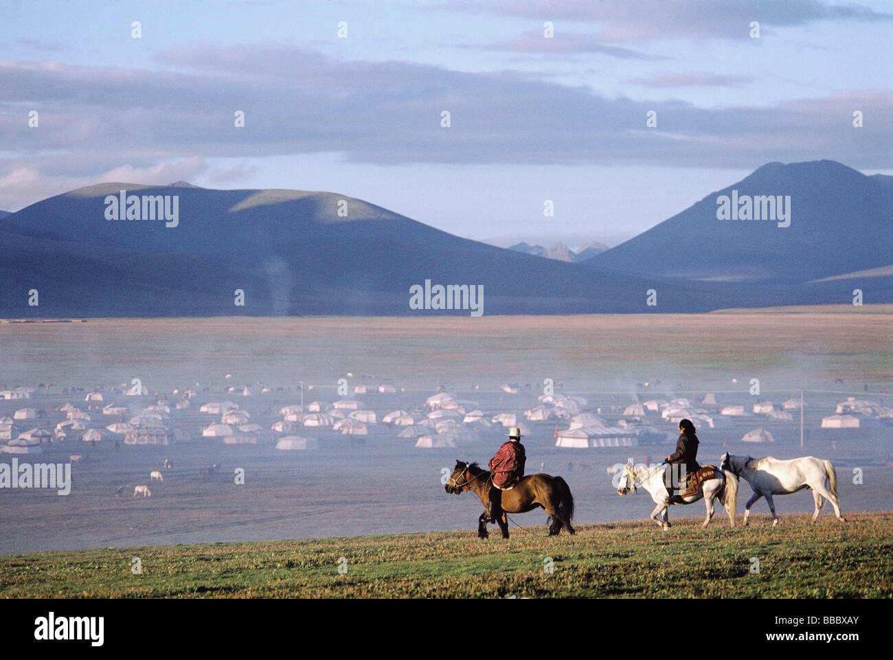Chine, du Sichuan (Sichuan), Kham, région de l'été Festival nomade, horseman tôt le matin près de la ville de tentes. Banque D'Images