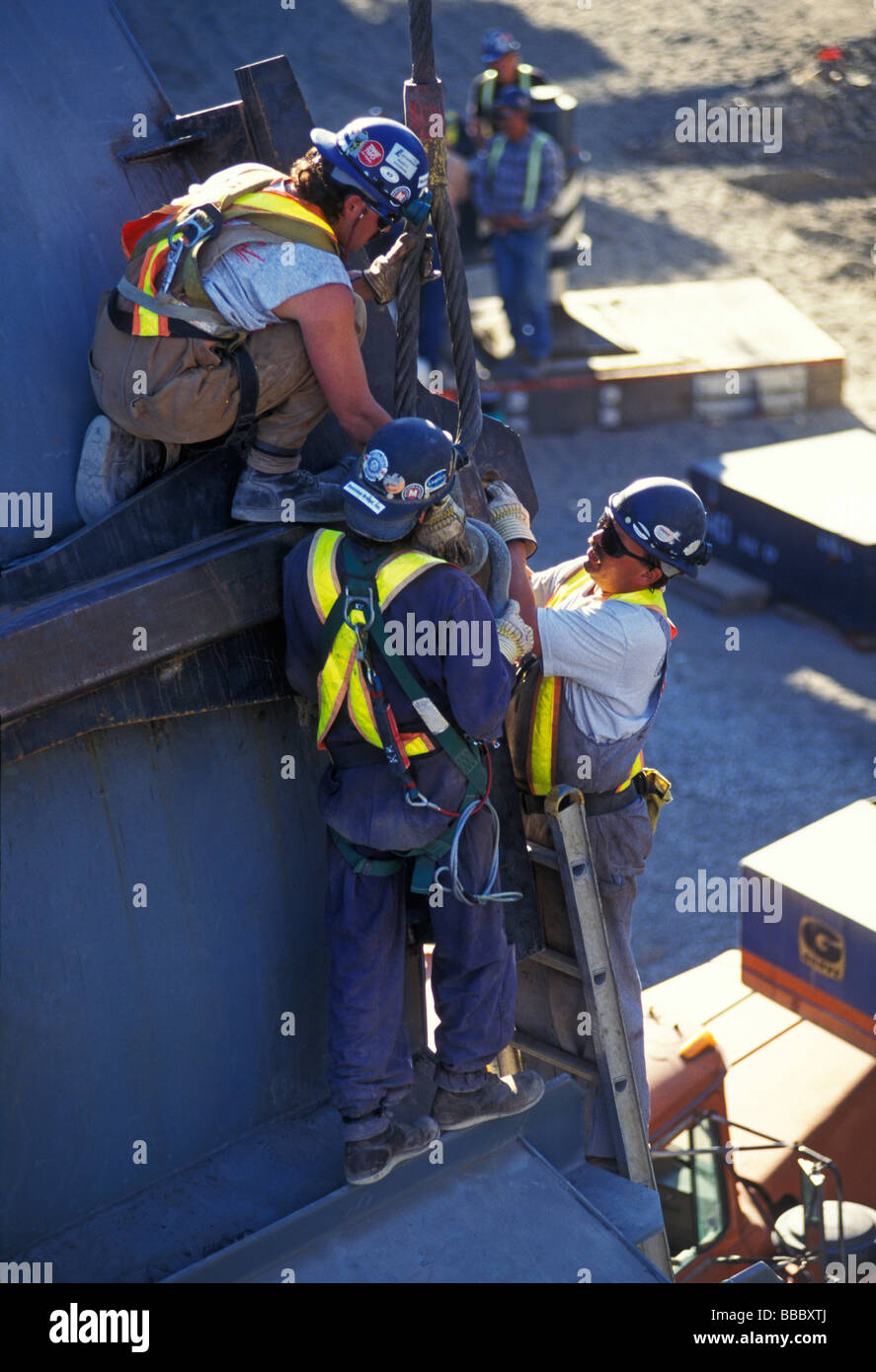 Les travailleurs de l'acier à travailler sur une nouvelle installation de l'usine, C.-B., Canada. Banque D'Images