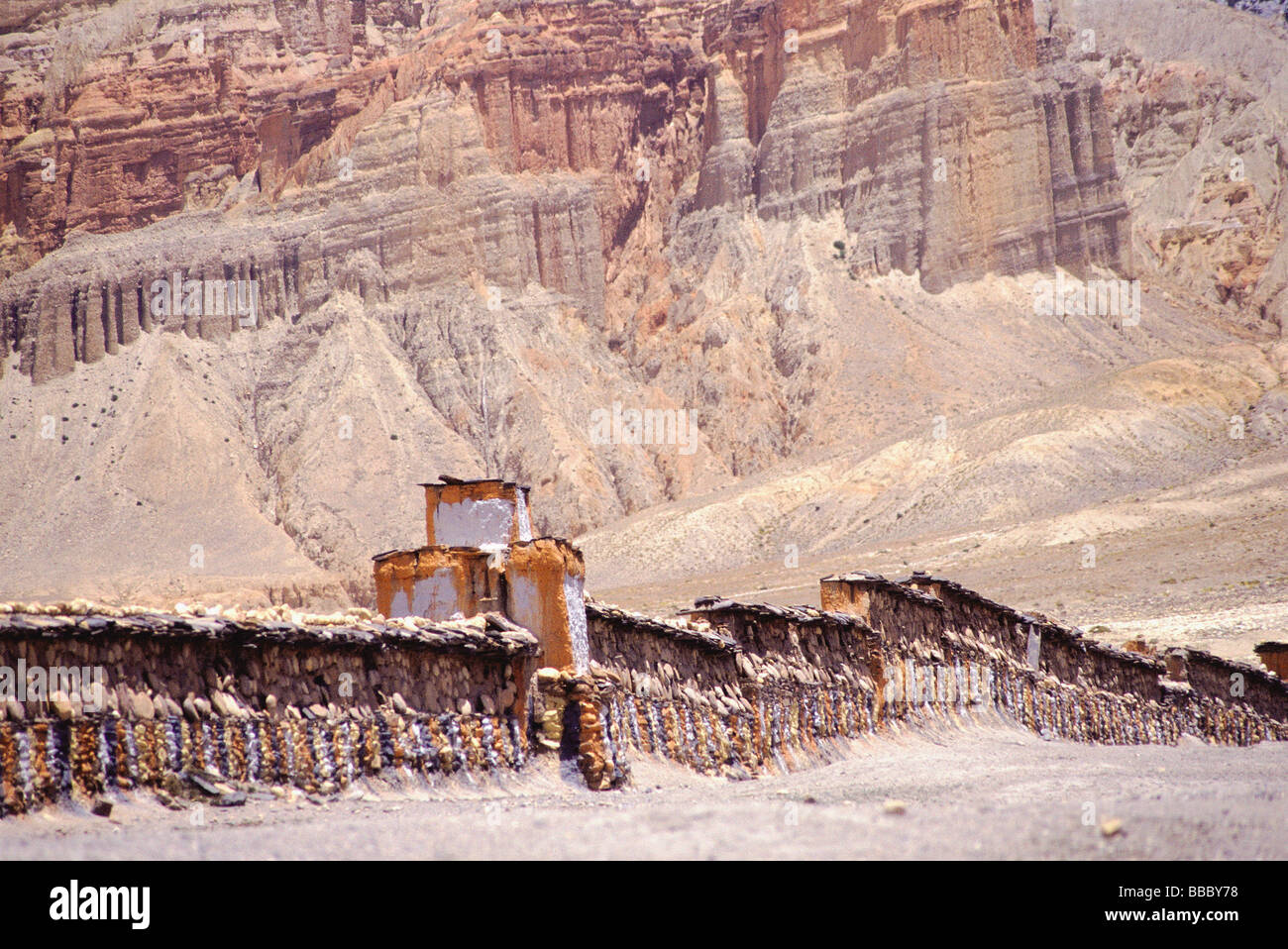 Le Népal, Mustang, le plus long mur composé de pierres mani en dehors de village de Ghame. Banque D'Images