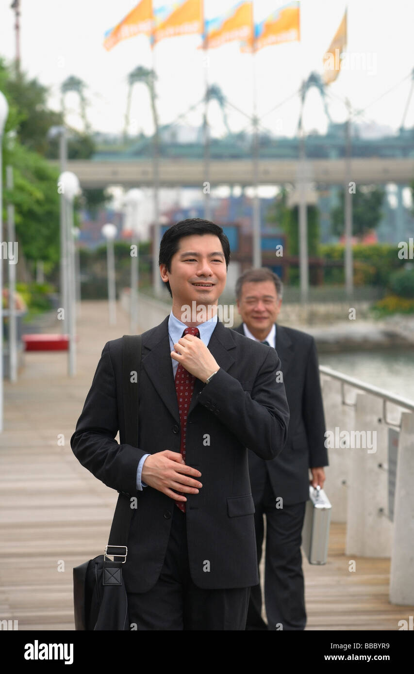 Hommes d'marche sur pier Banque D'Images