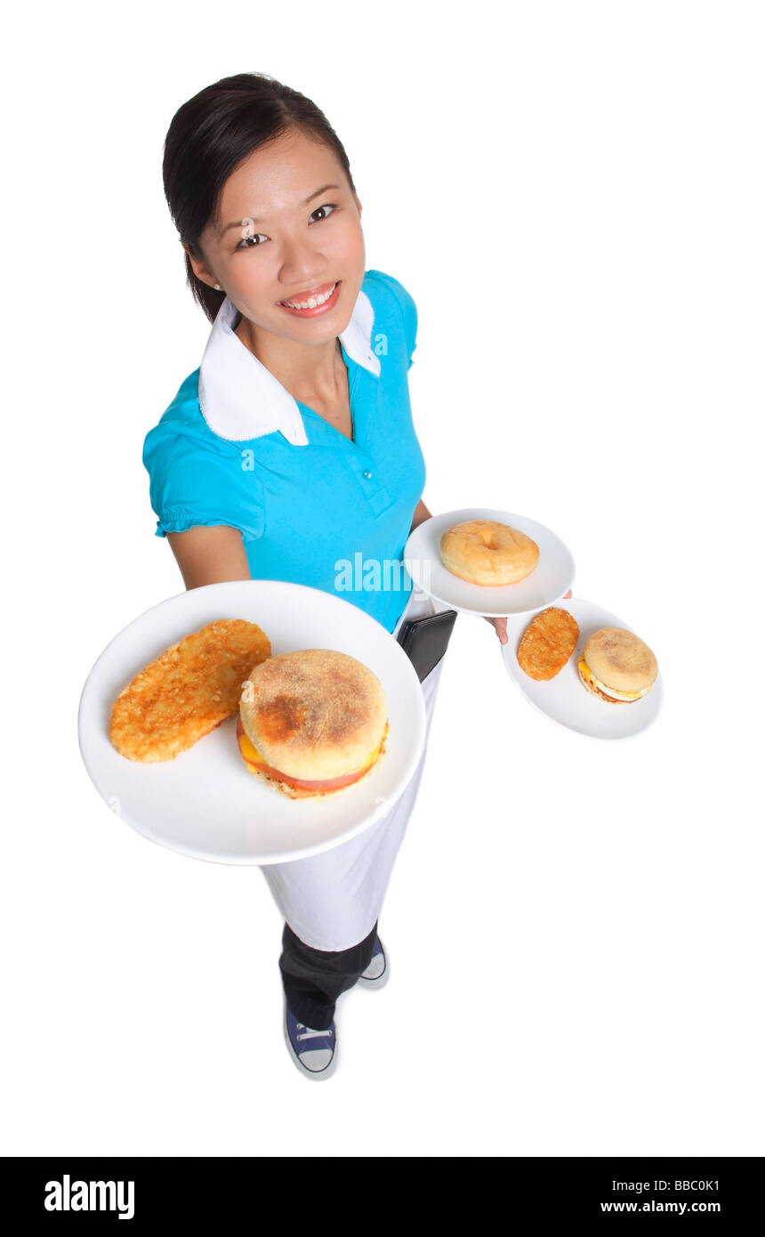 Waitress smiling at camera, servant le petit-déjeuner Banque D'Images
