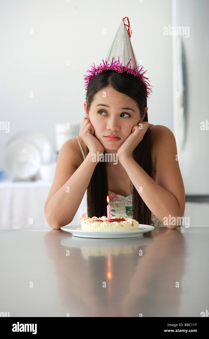 Jeune Femme Avec Gateau D Anniversaire A Ennuyer Photo Stock Alamy