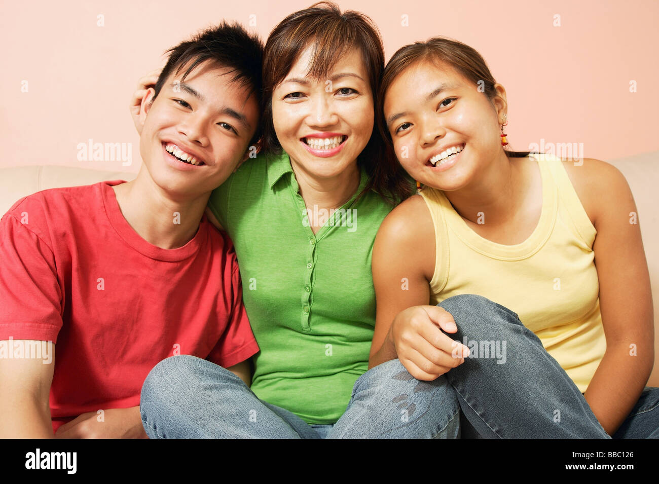 Mère avec son fils et sa fille, looking at camera, smiling Banque D'Images