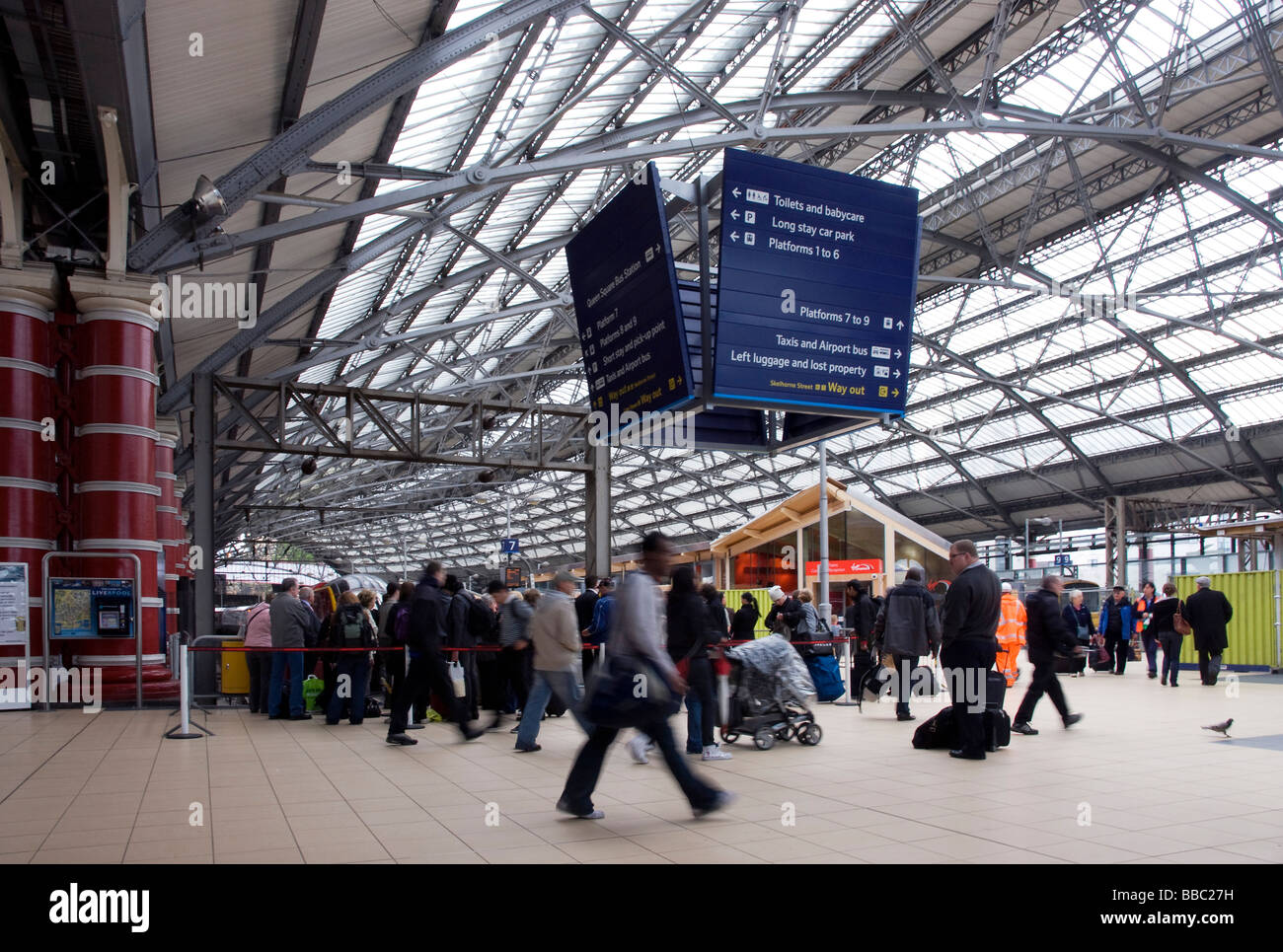 La gare de Liverpool Lime Street se précipitant les gens occupés avec Banque D'Images