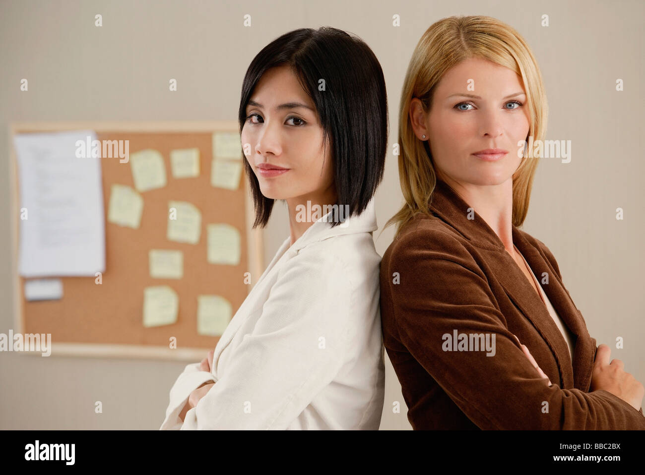 Deux collègues femmes regard sur l'ensemble de l'appareil photo Banque D'Images