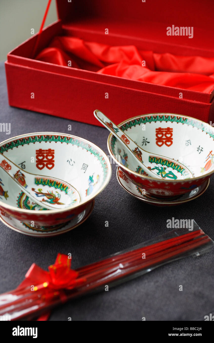 Bol chinois, soucoupe et cuillère ensemble avec le texte -Double bonheur,  de l'attirail de mariage Chinois traditionnel Photo Stock - Alamy