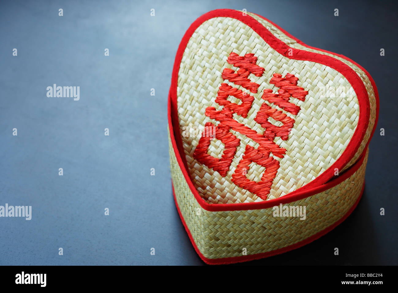 Boîte en forme de coeur avec le texte chinois, sens - Double Happiness Banque D'Images