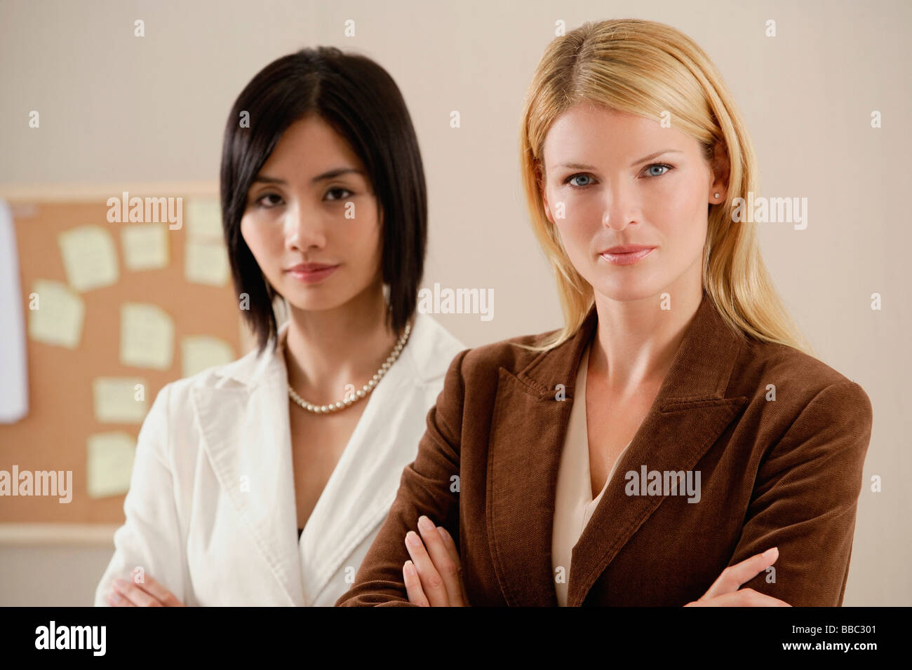 Deux collègues femmes regard sur l'ensemble de l'appareil photo Banque D'Images